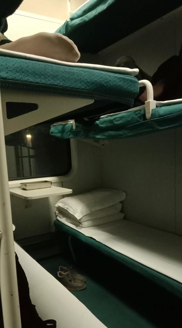 火车上的卧铺长什么样,火车卧铺哪个层次最好图3