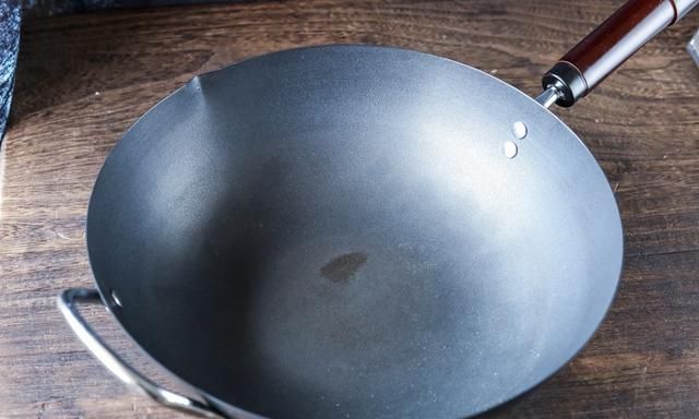 铁锅怎么开锅？教你方法，用多久都不粘锅不生锈，方法简单又实用