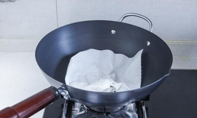 铁锅怎么开锅？教你方法，用多久都不粘锅不生锈，方法简单又实用