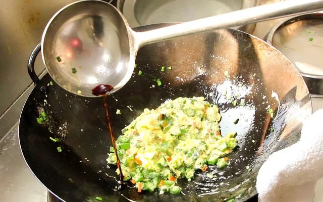 这才是秋葵炒鸡蛋最正确的做法，鲜嫩有营养，老少皆宜
