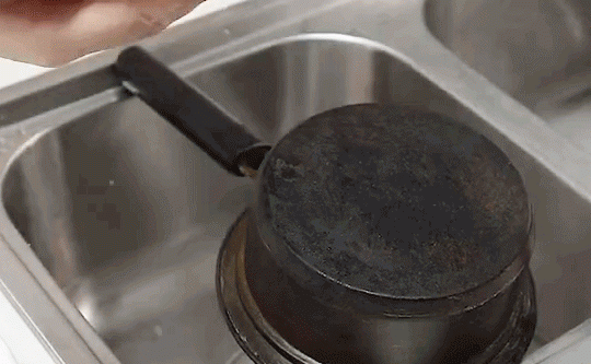 不锈钢锅里外都“脏”，别用钢丝球刷！教你这样做，旧锅干净如新