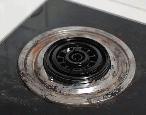 不锈钢锅里外都“脏”，别用钢丝球刷！教你这样做，旧锅干净如新